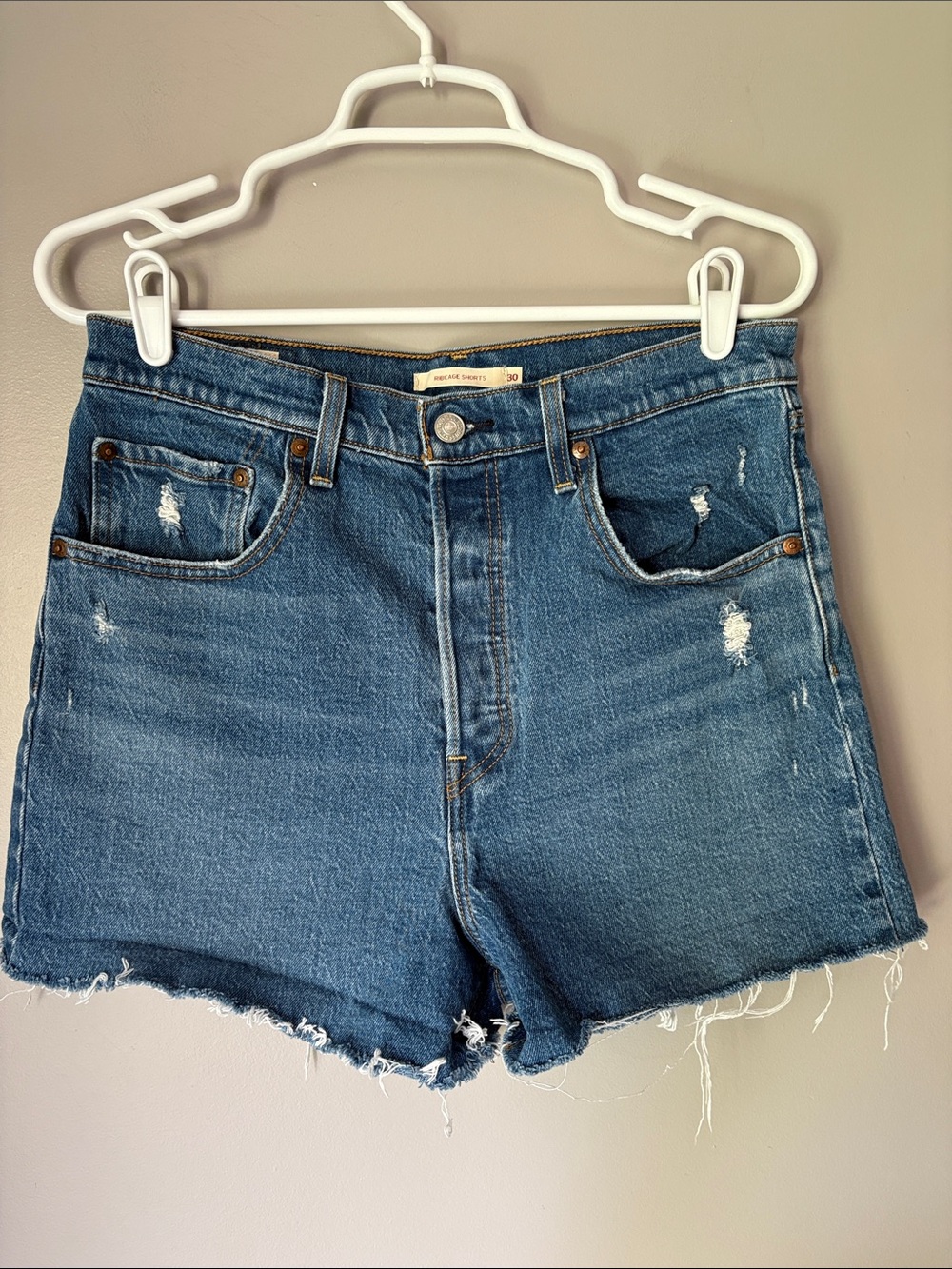 Levis Women’s Med Wash Ribcage Shorts